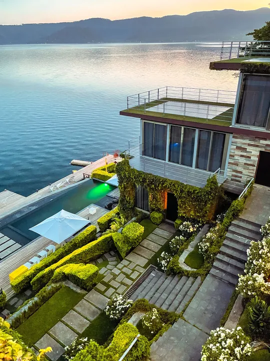 Cardedeu terraces and pool on the shore of Lake Coatepeque